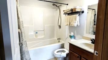 Un baño con bañera, inodoro y lavabo.