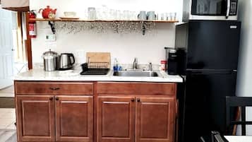 Coffee/tea maker, fridge, microwave, stovetop