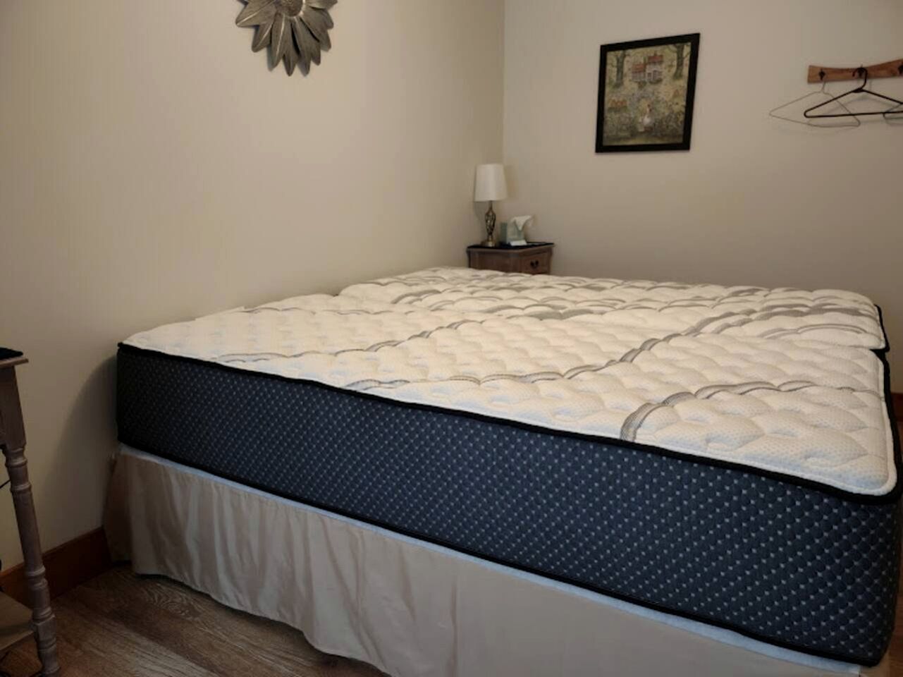 1 habitación, escritorio, tabla de planchar con plancha y cuna de viaje 