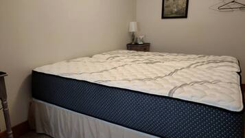 1 habitación, escritorio, tabla de planchar con plancha y cuna de viaje