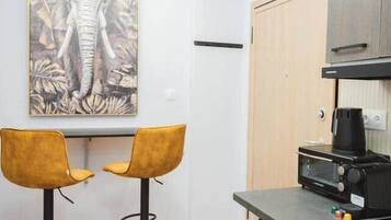 Kühlschrank, Ofen, Herdplatte, Wasserkocher mit Kaffee-/Teezubehör
