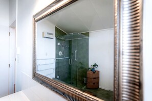 Hair dryer, towels, soap, shampoo - Lovely Queenstown Accommodation with Lake Views (Queenstown)
