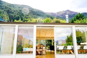 Outdoor dining - Lovely Queenstown Accommodation with Lake Views (Queenstown)
