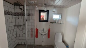 Shower, hair dryer, towels, soap - A pearl on the sea close to the sandy beach and the shore. (Askeby)