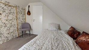 Een strijkplank/strijkijzer, internet, beddengoed