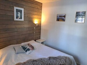 Standard-paritalo, 3 makuuhuonetta, sauna, rinteen puolella | Työpöytä, kannettavalle tietokoneelle sopiva työtila, pimennysverhot