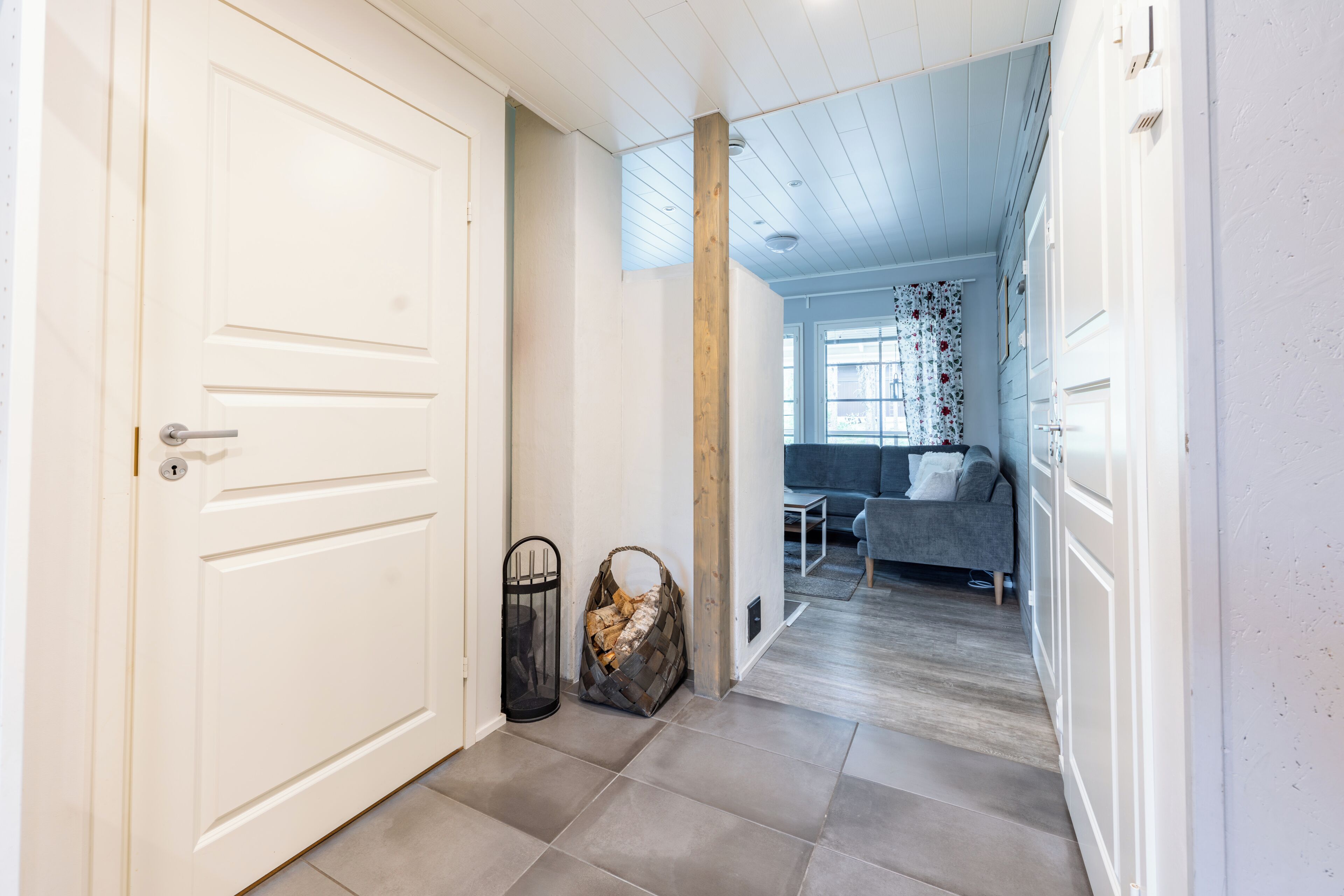 Standard-paritalo, 3 makuuhuonetta, sauna, rinteen puolella | Työpöytä, kannettavalle tietokoneelle sopiva työtila, pimennysverhot