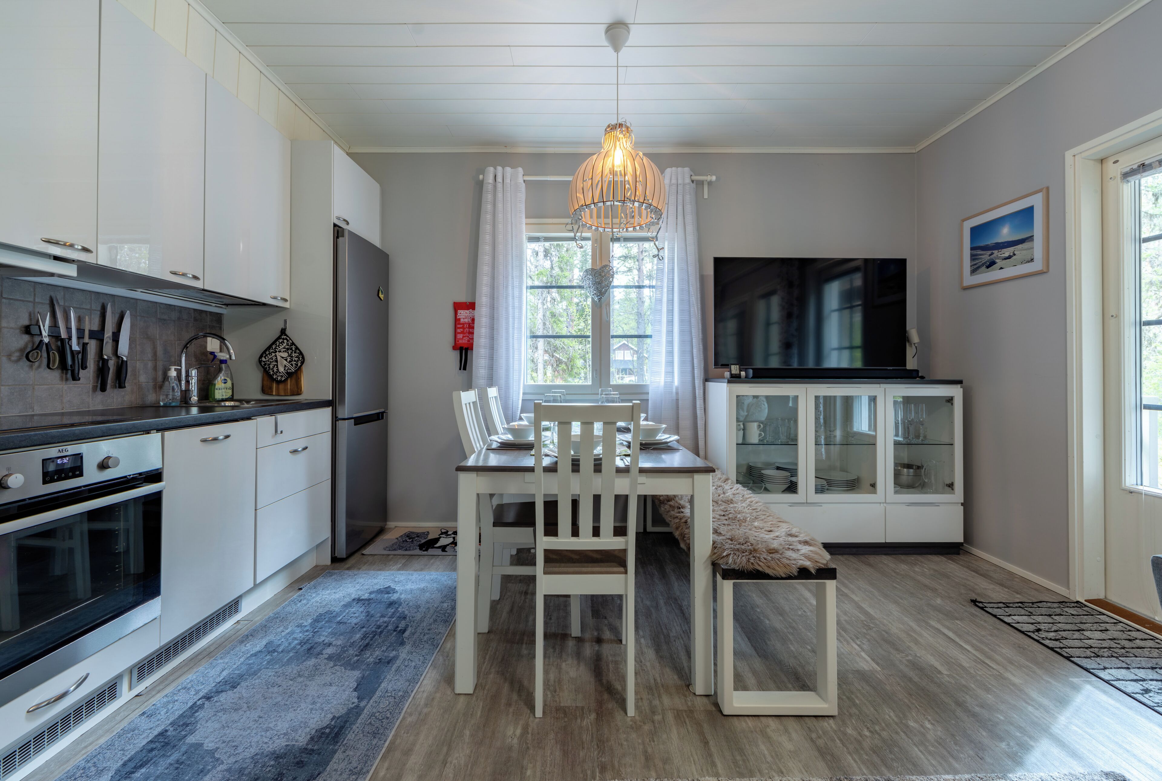 Standard-paritalo, 3 makuuhuonetta, sauna, rinteen puolella | Yksityinen keittiö | Täysikokoinen jääkaappi, mikroaaltouuni, uuni, liesi