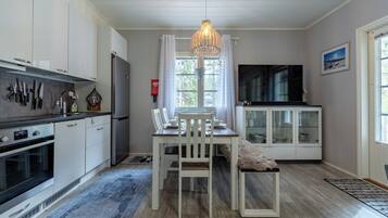 Standard-paritalo, 3 makuuhuonetta, sauna, rinteen puolella | Yksityinen keittiö | Täysikokoinen jääkaappi, mikroaaltouuni, uuni, liesi
