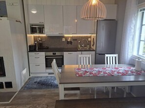 Standard-paritalo, 3 makuuhuonetta, sauna, rinteen puolella | Yksityinen keittiö | Täysikokoinen jääkaappi, mikroaaltouuni, uuni, liesi