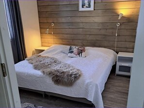 Standard-paritalo, 3 makuuhuonetta, sauna, rinteen puolella | Työpöytä, kannettavalle tietokoneelle sopiva työtila, pimennysverhot