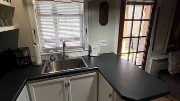 Coffee/tea maker, fridge, microwave, stovetop