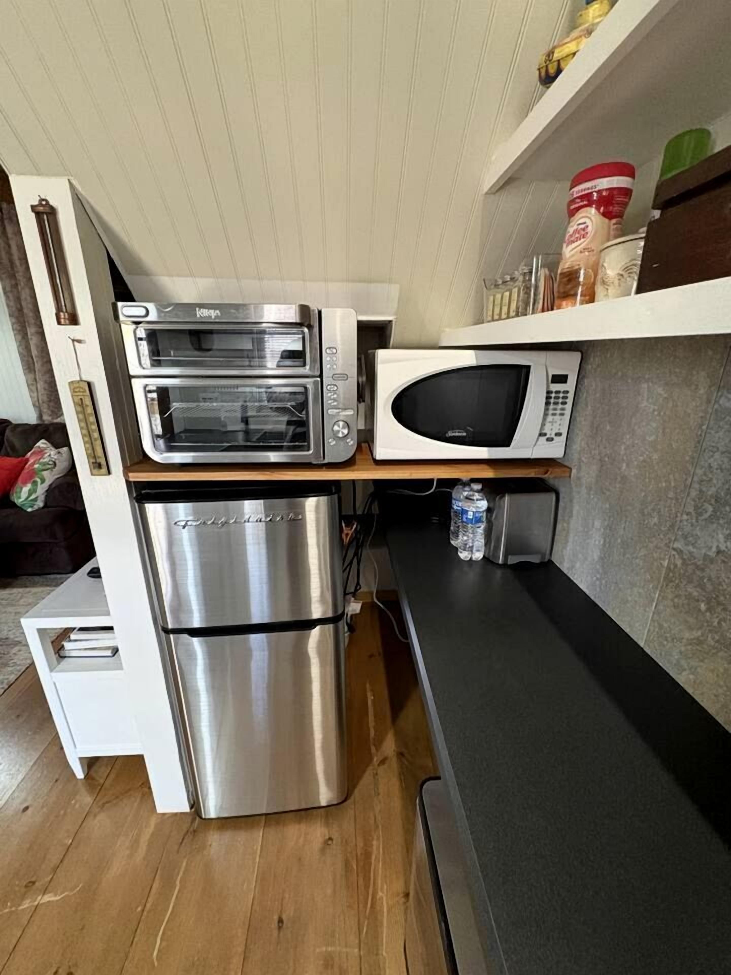 Coffee/tea maker, fridge, microwave, stovetop