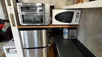 Coffee/tea maker, fridge, microwave, stovetop