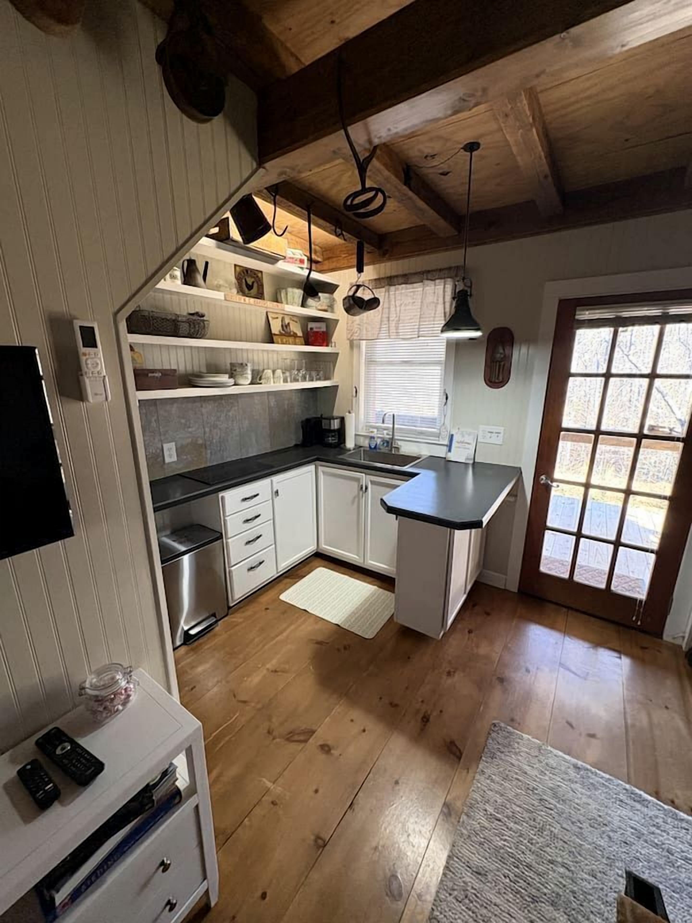 Refrigerador, microondas, placa de cocina, cafetera/tetera