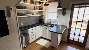 Refrigerador, microondas, placa de cocina, cafetera/tetera