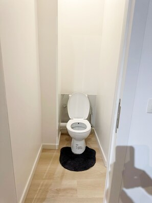 Shower, hair dryer, towels, soap - Charming Studio in the City Center (Ghent)