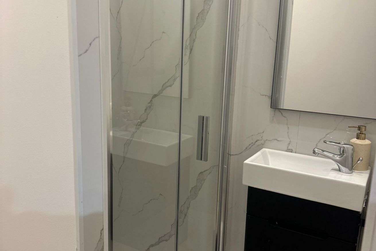 Een douche, een haardroger, handdoeken, zeep
