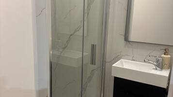 Een douche, een haardroger, handdoeken, zeep