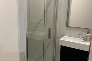 Een douche, een haardroger, handdoeken, zeep
