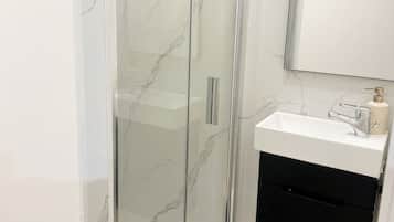 Douche, sĂšche-cheveux, serviettes fournies, savon