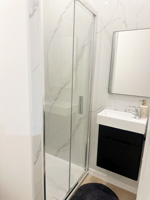 Shower, hair dryer, towels, soap - Charming Studio in the City Center (Ghent)