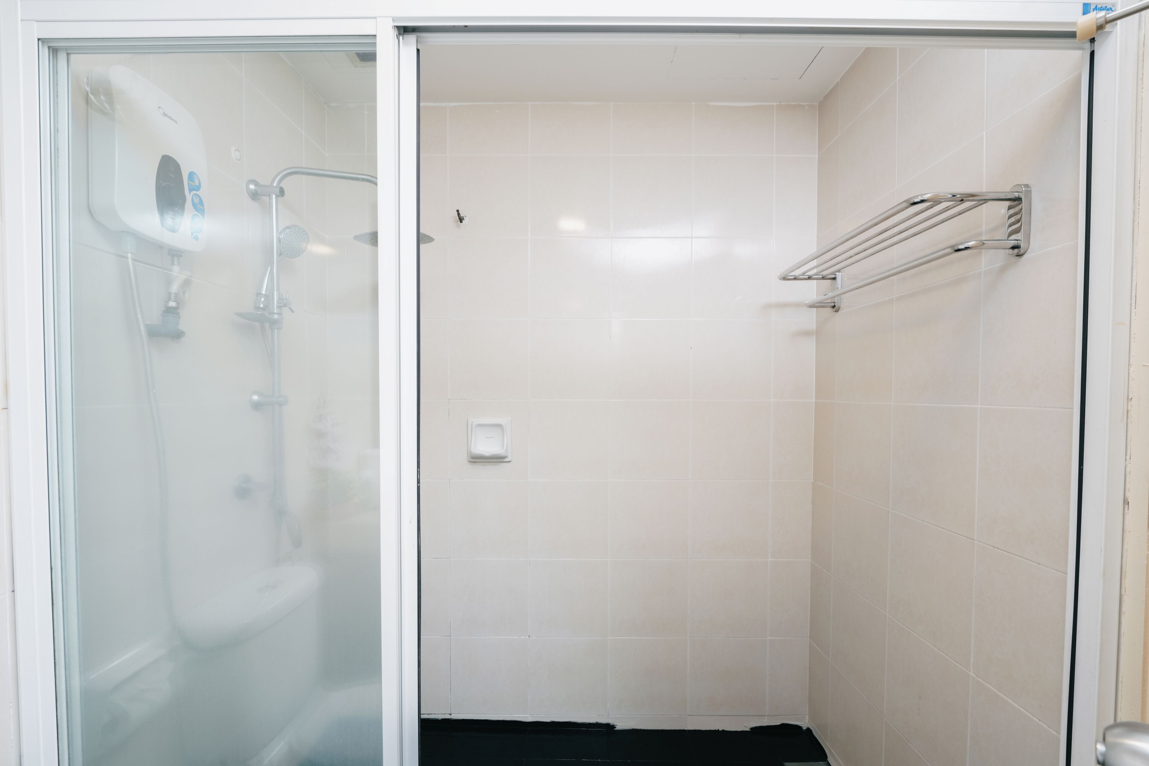 Een douche, een haardroger, pantoffels, handdoeken