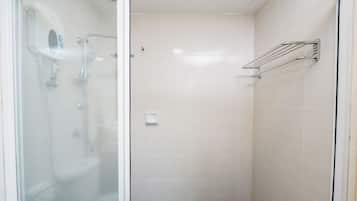 Een douche, een haardroger, pantoffels, handdoeken