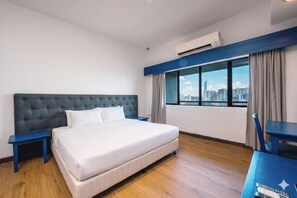 Habitación básica doble, vista a la ciudad | Espacio para trabajar con laptop y tabla de planchar con plancha 