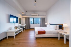 Habitación básica doble, vistas a la ciudad | Espacio para trabajar con un portátil y tabla de planchar con plancha