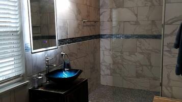 Haartrockner, Handtücher, Seife, Shampoo