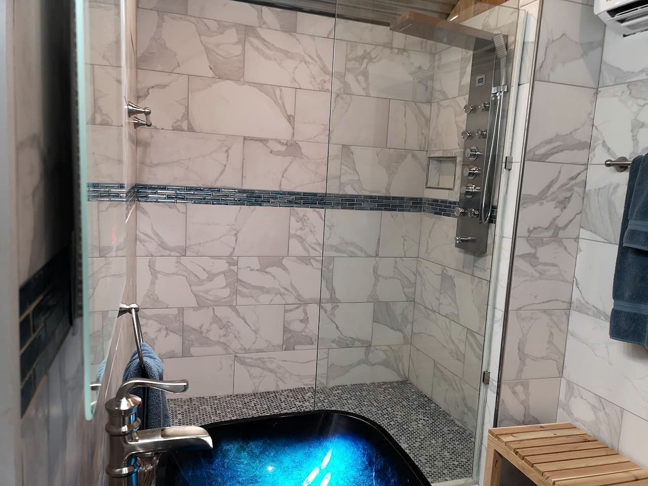 Haartrockner, Handtücher, Seife, Shampoo