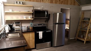 Coffee/tea maker, fridge, microwave, oven