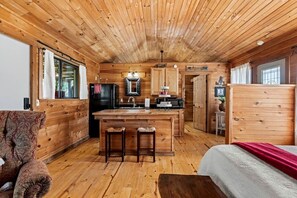 1 bedroom, desk, iron/ironing board, WiFi - Secluded and Romantic Cabin for Two with Private Hot Tub in Fredericksburg, Texas (Fredericksburg)