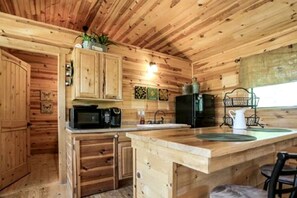 Coffee/tea maker, fridge, microwave, toaster - Secluded and Romantic Cabin for Two with Private Hot Tub in Fredericksburg, Texas (Fredericksburg)