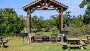 Outdoor dining - Secluded and Romantic Cabin for Two with Private Hot Tub in Fredericksburg, Texas (Fredericksburg)