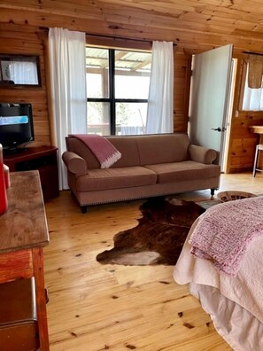 TV - Secluded and Romantic Cabin for Two with Private Hot Tub in Fredericksburg, Texas (Fredericksburg)