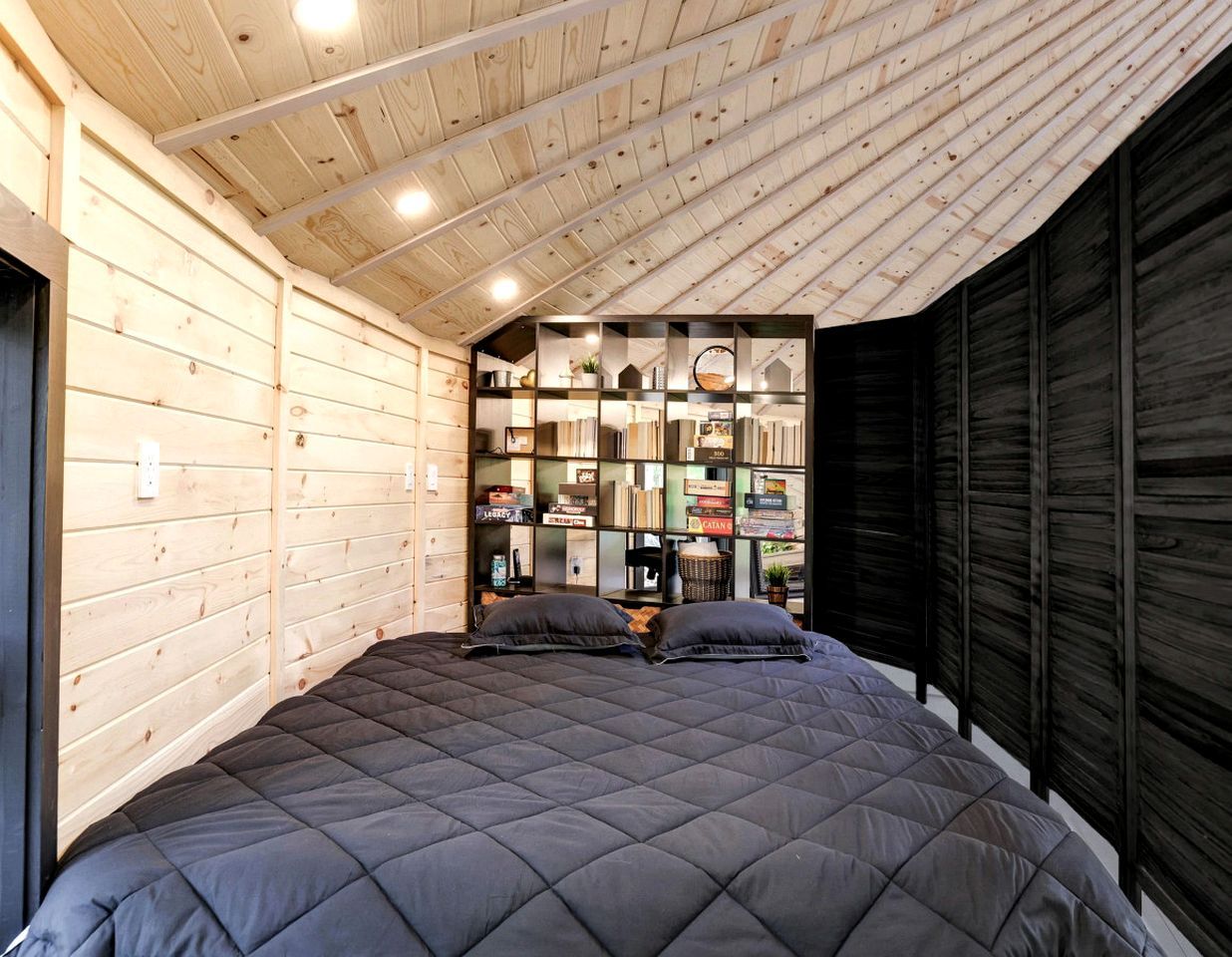 3 chambres, bureau, fer et planche à repasser, lit de bébé portatif