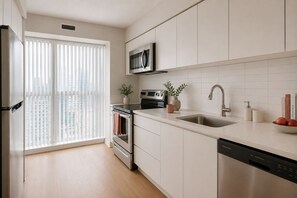 Standard Room | Private kitchen | Fridge, microwave, oven, stovetop - The Linden Row (Toronto)