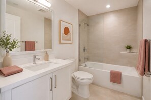 Standard Room | Bathroom | Free toiletries, hair dryer, towels, soap - The Linden Row (Toronto)