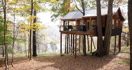 Luxury Lakeview Treehouse with Hot Tub and Private Dock Near Lake Malone, Kentucky