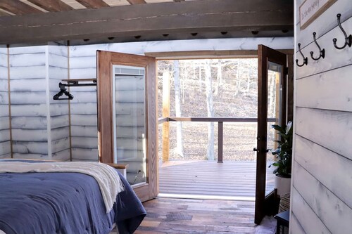 Luxury Lakeview Treehouse with Hot Tub and Private Dock Near Lake Malone, Kentucky