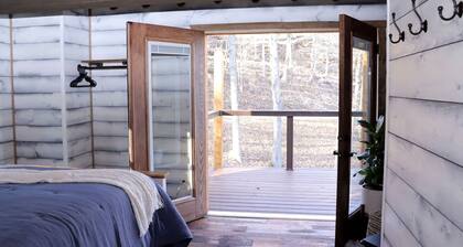 Luxury Lakeview Treehouse with Hot Tub and Private Dock Near Lake Malone, Kentucky