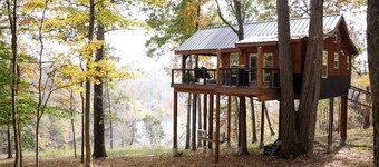 Luxury Lakeview Treehouse with Hot Tub and Private Dock Near Lake Malone, Kentucky