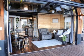 Ein kompakter, moderner Innenraum mit Küche, Sitzecke und Holzfassade.