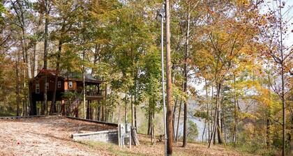 Luxury Lakeview Treehouse with Hot Tub and Private Dock Near Lake Malone, Kentucky
