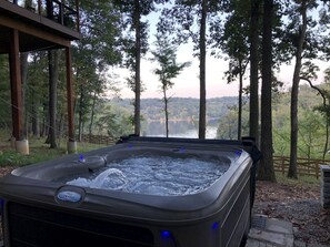A hot tub outdoors with a view of trees and a distant landscape. - Luxury Lakeview Treehouse with Hot Tub and Private Dock Near Lake Malone, Kentucky (Lewisburg)
