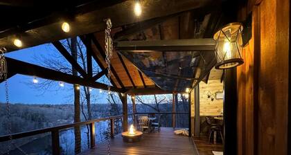 Luxury Lakeview Treehouse with Hot Tub and Private Dock Near Lake Malone, Kentucky