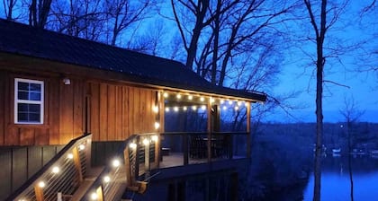 Luxury Lakeview Treehouse with Hot Tub and Private Dock Near Lake Malone, Kentucky