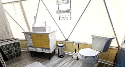 Award-Winning Glamping Dome with Panoramic Pond Views near The Caverns, Coalmont TN